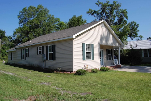 304 S Magnolia Ave, Andrews, SC 29510 - view of front facade with a front lawn, a porch, and a shingled roof