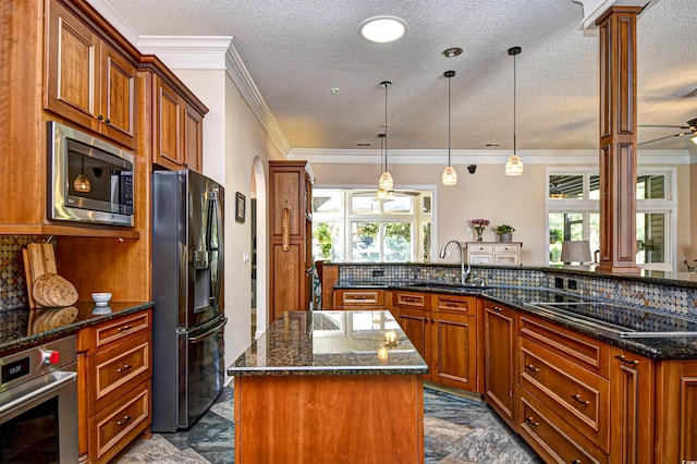 5718 Herring Gull Cir N, Myrtle Beach, SC 29582 - kitchen with black appliances, a kitchen island with sink, ceiling fan, a sink, and ornamental molding