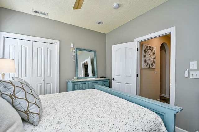 5718 Herring Gull Cir N, Myrtle Beach, SC 29582 - bedroom featuring a closet, arched walkways, a textured ceiling, and ceiling fan