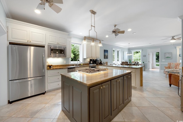 113 Trotter Trl, Georgetown, SC 29440 - kitchen featuring stainless steel appliances, ceiling fan, a sink, ornamental molding, and recessed lighting