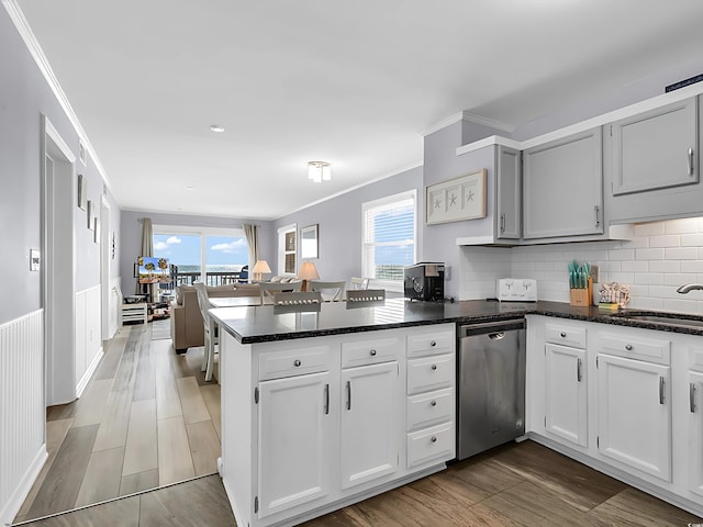 1310 N Waccamaw Dr Unit 208, Garden City Beach, SC 29576 - kitchen with dishwasher, a peninsula, crown molding, wood finished floors, and tasteful backsplash