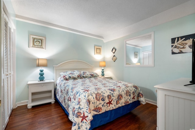 5905 S Kings Hwy Unit 242B, Myrtle Beach, SC 29575 - bedroom featuring wood finished floors, a textured ceiling, baseboards, and a closet