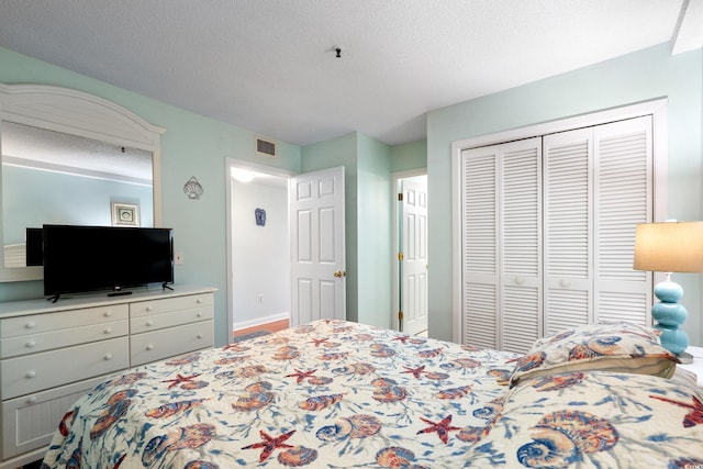 5905 S Kings Hwy Unit 242B, Myrtle Beach, SC 29575 - bedroom featuring a textured ceiling, a closet, and baseboards