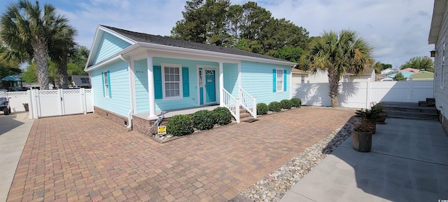 613B 3rd Ave S, North Myrtle Beach, SC 29582 - view of front of house featuring covered porch and a gate