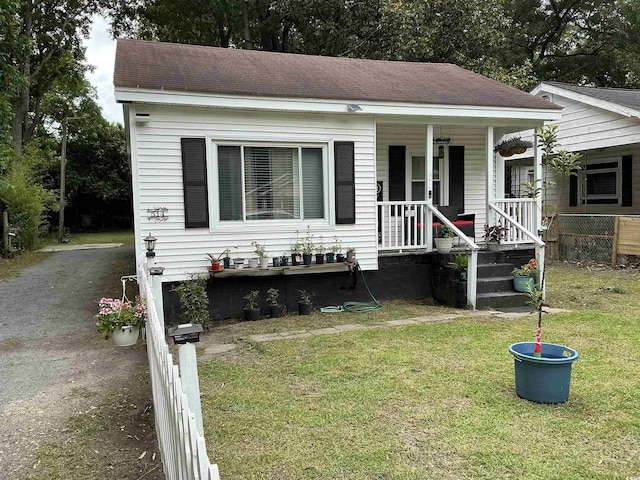 514 Palm St, Georgetown, SC 29440 - bungalow-style home with covered porch and a front lawn