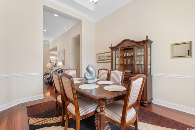 702 Compass Point Dr, North Myrtle Beach, SC 29582 - dining space featuring wood finished floors, crown molding, baseboards, and recessed lighting