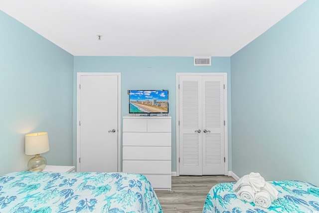 5905 S Kings Hwy Unit 1816Rt, Myrtle Beach, SC 29575 - bedroom featuring light wood-style floors, a closet, and baseboards