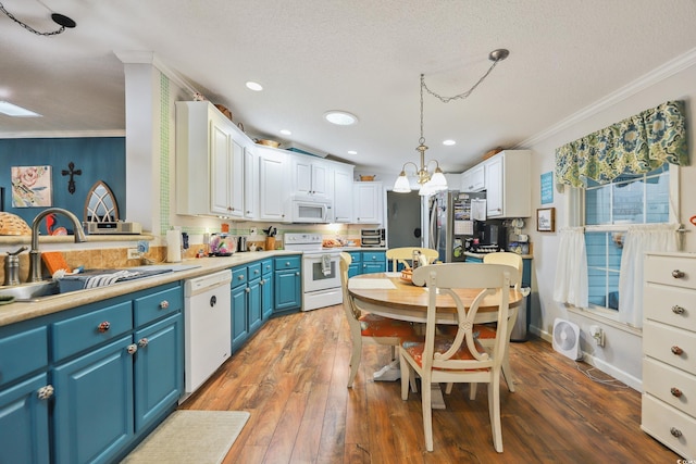 356 Lakeside Crossing Dr, Conway, SC 29526 - kitchen featuring white appliances, blue cabinetry, a sink, crown molding, and hardwood / wood-style floors