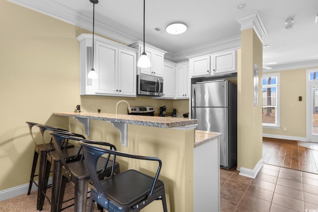 788 Gabreski Ln Unit B4, Myrtle Beach, SC 29577 - kitchen featuring stainless steel appliances, a peninsula, ornamental molding, baseboards, and decorative light fixtures