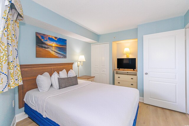 7100 N Ocean Blvd Unit 1421, Myrtle Beach, SC 29572 - bedroom with light wood-style flooring, a closet, and baseboards