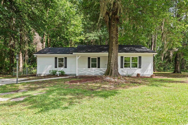 203 Deer Trce, Myrtle Beach, SC 29588 - ranch-style home featuring a porch and a front lawn