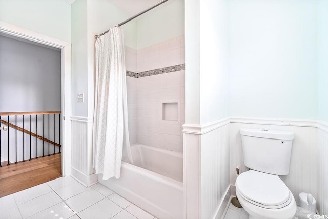 70 Beachwalker Ct, Georgetown, SC 29440 - full bathroom featuring wainscoting, shower / bath combination with curtain, toilet, and tile patterned floors