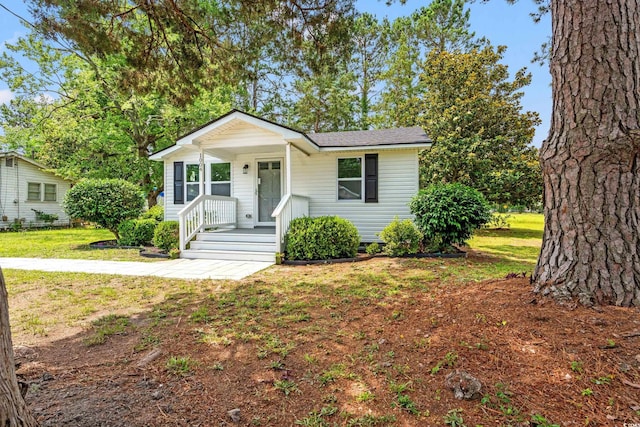 1004 Georgetown St, Marion, SC 29571 - bungalow-style house with a front lawn