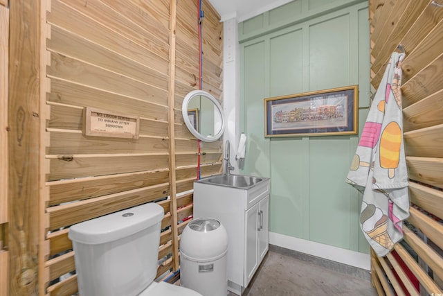 191 Grackle Ln, Pawleys Island, SC 29585 - bathroom featuring toilet, baseboards, vanity, and concrete flooring