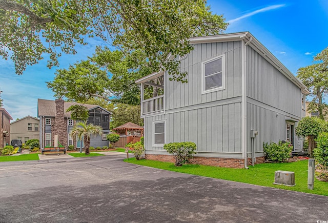 4309 Beverly Ct, North Myrtle Beach, SC 29582 - view of front facade featuring a front lawn and board and batten siding
