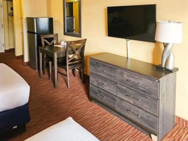 1501 S Ocean Blvd Unit 1422, Myrtle Beach, SC 29577 - carpeted bedroom featuring freestanding refrigerator