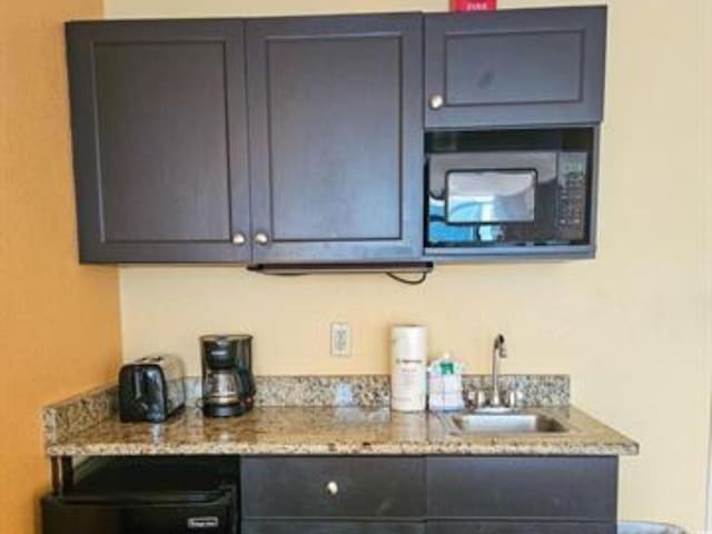 1501 S Ocean Blvd Unit 1422, Myrtle Beach, SC 29577 - bar area featuring a sink