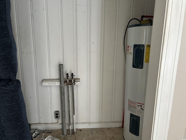 404 E Andrews St, Hemingway, SC 29554 - utility room featuring water heater