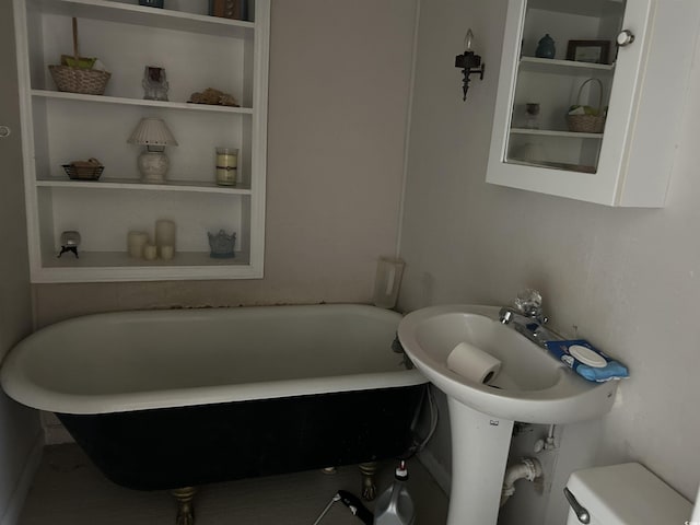 404 E Andrews St, Hemingway, SC 29554 - full bath with a freestanding bath and built in features