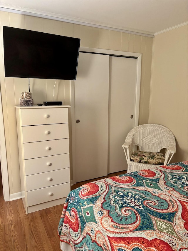 9501 Shore Dr Unit 323, Myrtle Beach, SC 29572 - bedroom featuring crown molding, light wood-style flooring, and a closet