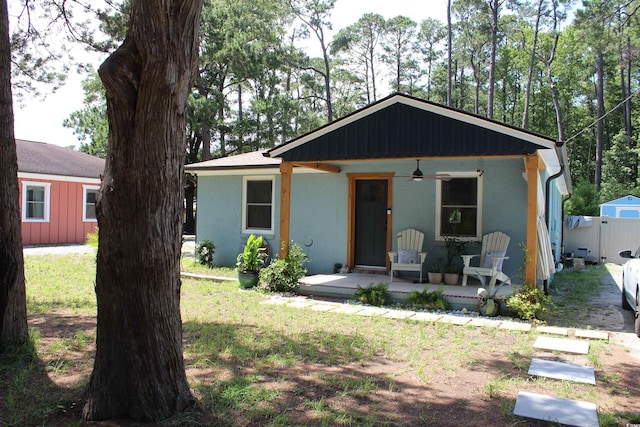 1600 Beaver Rd, Myrtle Beach, SC 29577 - view of front of house with a ceiling fan, stucco siding, and a front yard