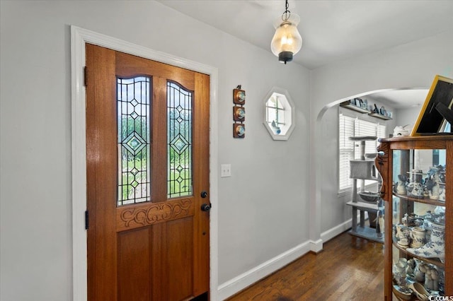 1008 N Withlacoochee Ave, Marion, SC 29571 - entryway with dark wood-style floors and arched walkways