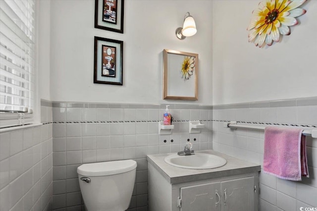 1008 N Withlacoochee Ave, Marion, SC 29571 - half bath featuring vanity, a wainscoted wall, and tile walls