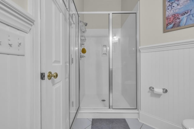 179 Cottage Ct, Pawleys Island, SC 29585 - full bath featuring a stall shower, tile patterned flooring, and a wainscoted wall