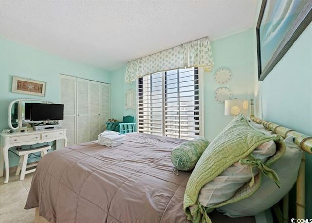 10200 Beach Club Dr Unit 16F, Myrtle Beach, SC 29572 - bedroom featuring a closet and a textured ceiling
