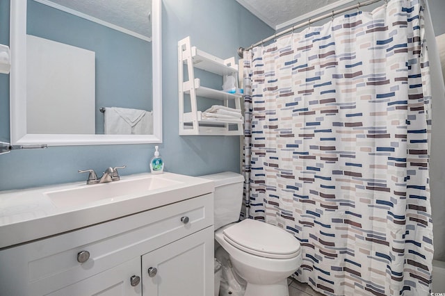 9501 Shore Dr Unit 135, Myrtle Beach, SC 29572 - full bath with a textured ceiling, crown molding, vanity, and a shower with shower curtain