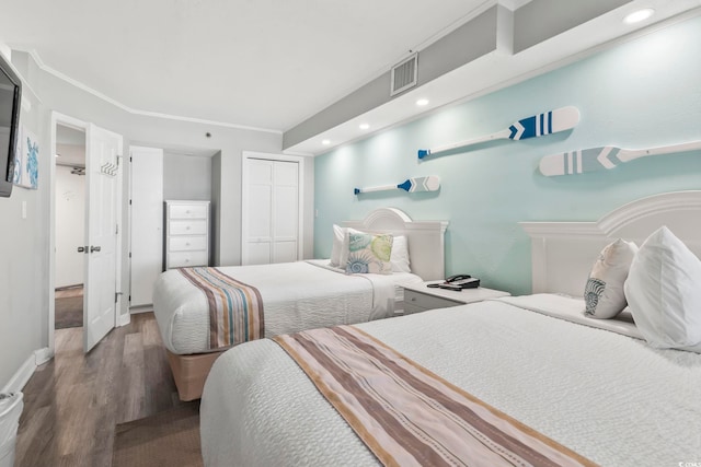 4800 S Ocean Blvd Unit 520, North Myrtle Beach, SC 29582 - bedroom featuring wood finished floors, a closet, ornamental molding, and recessed lighting