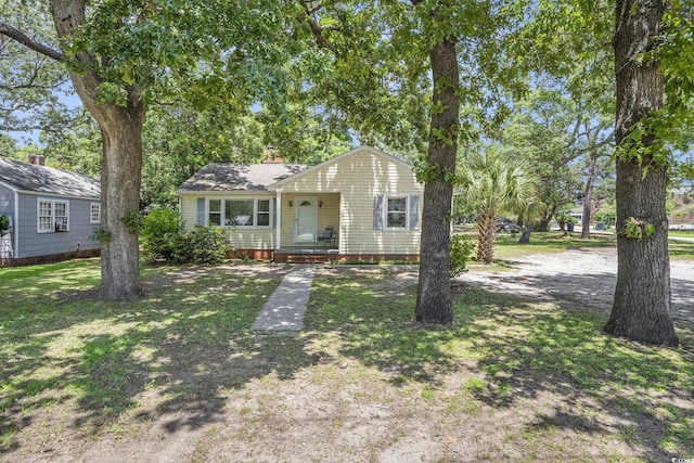602 3rd Ave N, Myrtle Beach, SC 29577 - view of front of house with a chimney and a front yard