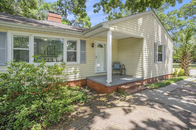 602 3rd Ave N, Myrtle Beach, SC 29577 - view of front of home featuring a chimney