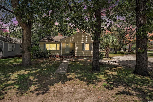 602 3rd Ave N, Myrtle Beach, SC 29577 - view of front facade featuring a chimney and a front lawn