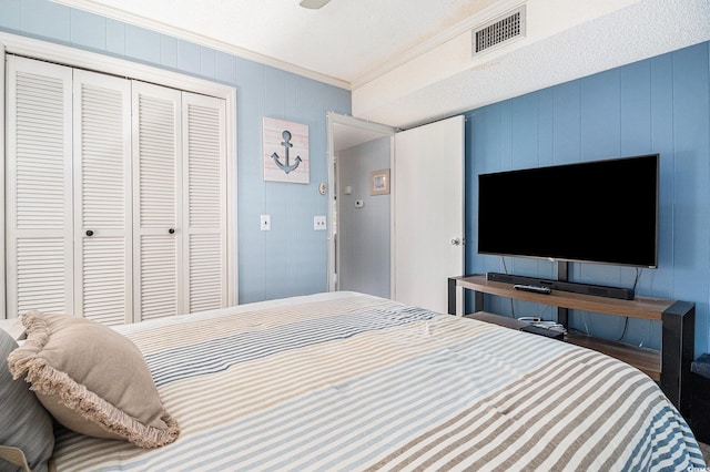 5601 N Ocean Blvd Unit E-113, Myrtle Beach, SC 29577 - bedroom with crown molding and a closet