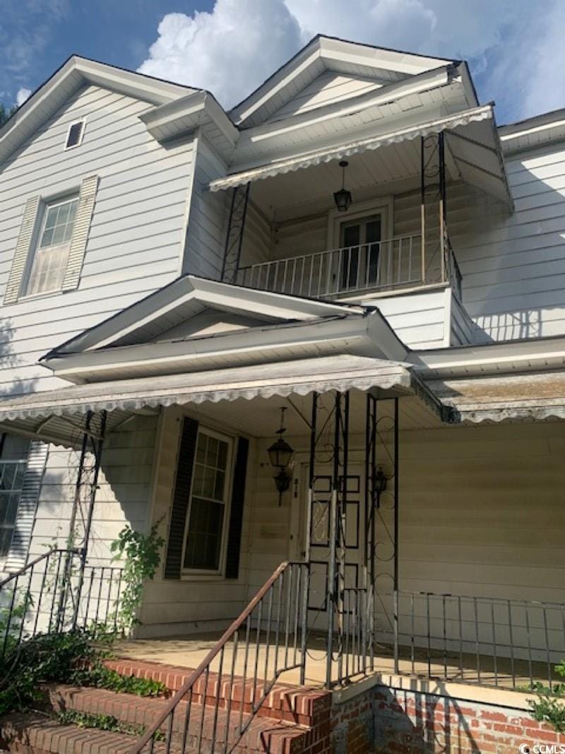 818 Glenn St, Newberry, SC 29108 - view of front facade with a balcony