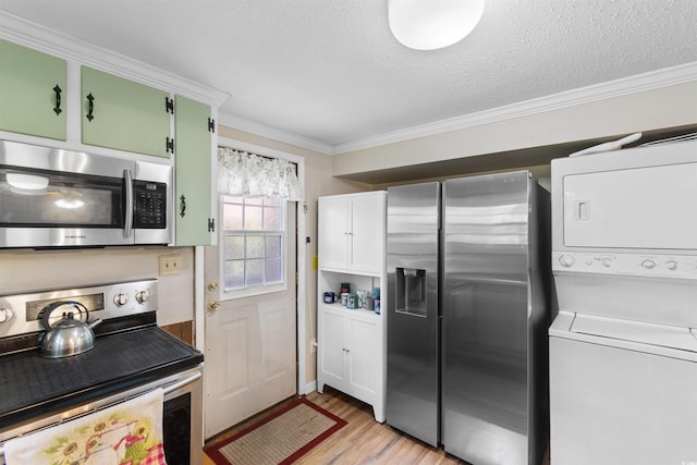 1272 Park Hill Dr, Conway, SC 29526 - kitchen featuring stainless steel appliances, stacked washer / dryer, crown molding, light wood finished floors, and a textured ceiling