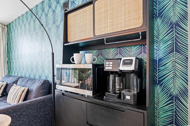 5523 N Ocean Blvd Unit 2006, Myrtle Beach, SC 29577 - bar featuring wallpapered walls