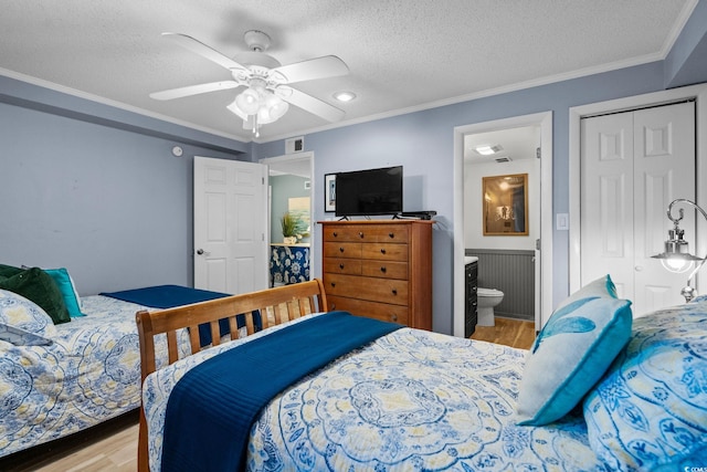 517 S Ocean Blvd Unit 705, North Myrtle Beach, SC 29582 - bedroom featuring light wood-type flooring, a textured ceiling, crown molding, ensuite bathroom, and ceiling fan