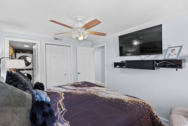 5511 N Ocean Blvd Unit 902, Myrtle Beach, SC 29577 - bedroom featuring stacked washing machine and dryer, crown molding, a ceiling fan, and a closet