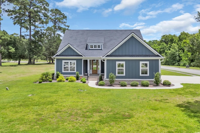 529 Oak Lawn Rd, Georgetown, SC 29440 - craftsman-style home featuring board and batten siding, a shingled roof, and a front yard