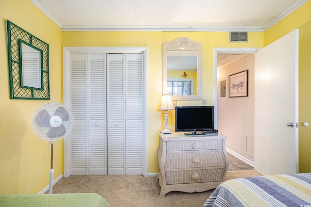 207 N Ocean Blvd Unit 139, North Myrtle Beach, SC 29582 - bedroom featuring ornamental molding, a closet, carpet, and a textured ceiling