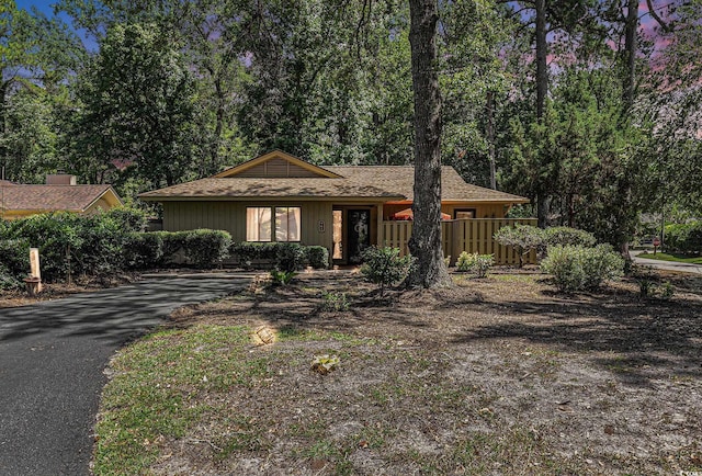 964 Oakwood Ln, Myrtle Beach, SC 29572 - view of front facade featuring driveway