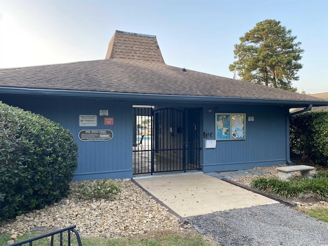 964 Oakwood Ln, Myrtle Beach, SC 29572 - view of front facade featuring roof with shingles and a gate