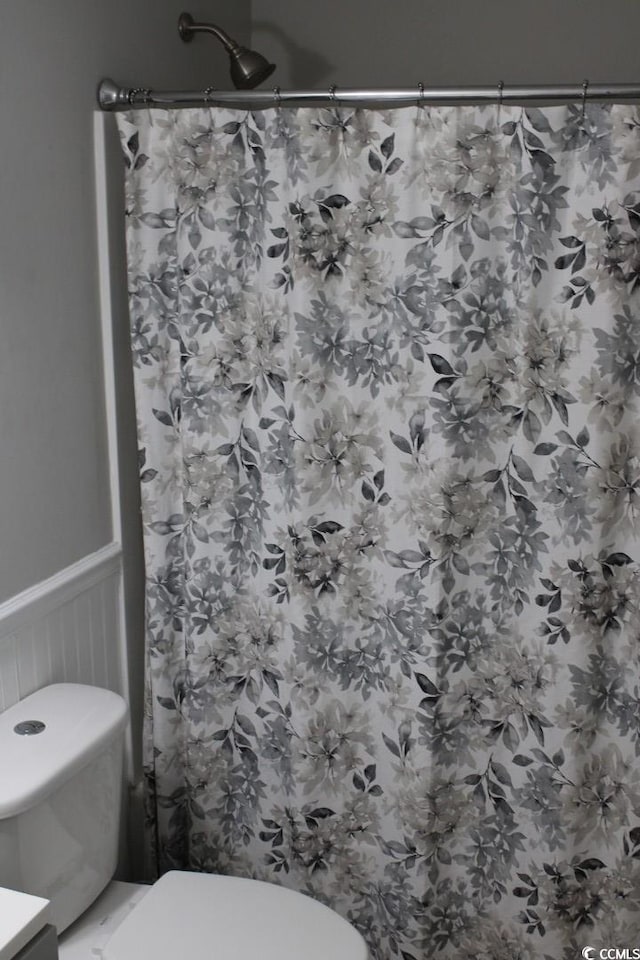 1919 Spring St Unit A-24, North Myrtle Beach, SC 29582 - full bathroom with wainscoting, vanity, and a shower with curtain