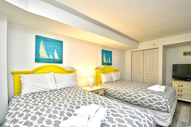 2711 S Ocean Blvd Unit 1522, North Myrtle Beach, SC 29582 - bedroom with wood finished floors, a closet, and ornamental molding