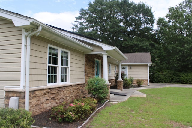 983 Nottingham Lakes Rd, Conway, SC 29526 - view of side of property featuring stone siding and a yard