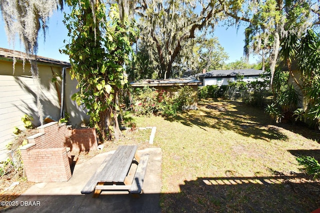 view of yard featuring an outbuilding and fence