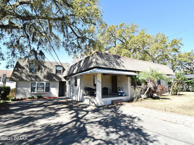 view of front facade featuring covered porch and driveway