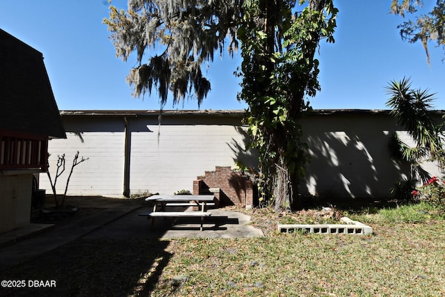 view of yard featuring a patio area